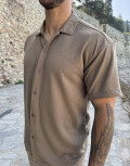 Ανδρικό κοντομάνικο πουκάμισο σε oversized γραμμή.