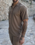Ανδρικό κοντομάνικο πουκάμισο σε oversized γραμμή.