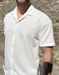Ανδρικό κοντομάνικο πουκάμισο γκοφρέ σε oversized γραμμή.