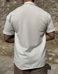 Ανδρικό κοντομάνικο πουκάμισο γκοφρέ σε oversized γραμμή.