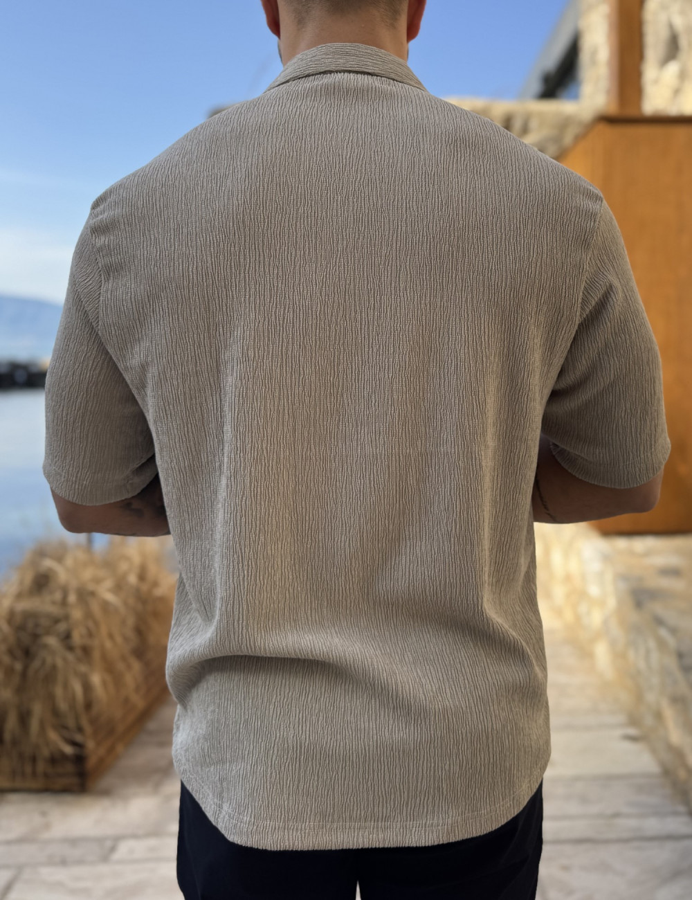 Ανδρικό κοντομάνικο πουκάμισο  με ρεβέρ στο μανίκι.
