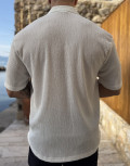 Ανδρικό κοντομάνικο πουκάμισο  με ρεβέρ στο μανίκι.
