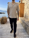 Ανδρικό κοντομάνικο πουκάμισο  με ρεβέρ στο μανίκι.