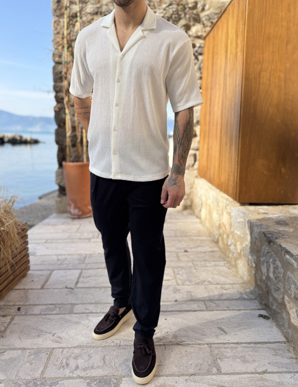 Ανδρικό κοντομάνικο πουκάμισο  με ρεβέρ στο μανίκι.