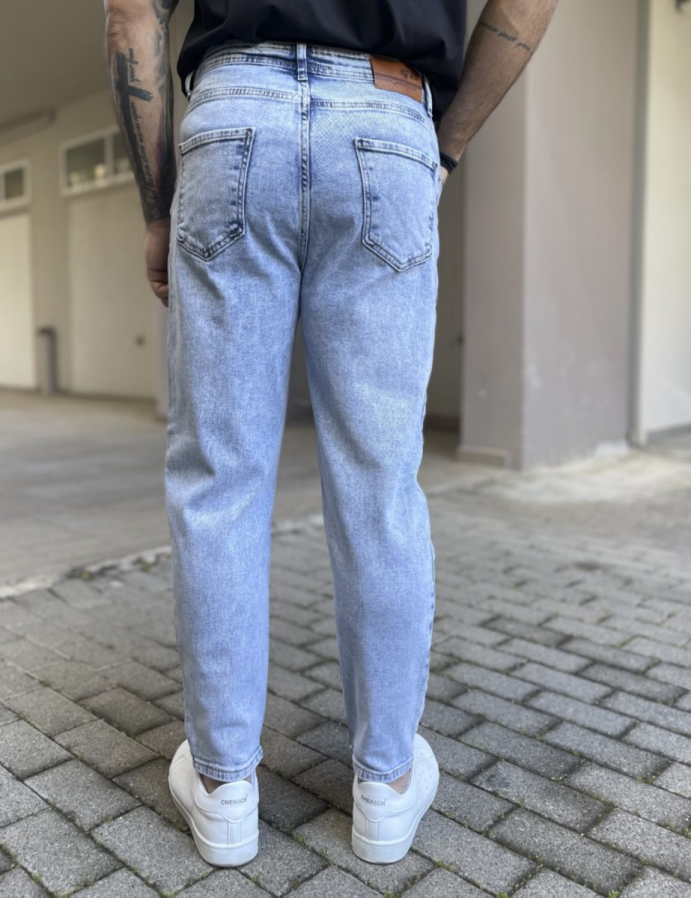 Ανδρικό τζιν παντελόνι σε loose γραμμή.