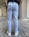 Ανδρικό τζιν παντελόνι σε loose γραμμή.