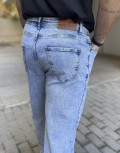 Ανδρικό τζιν παντελόνι σε loose γραμμή.