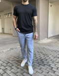 Ανδρικό&nbsp;μονόχρωμο κοντομάνικο&nbsp;μπλουζάκι με ανάγλυφο σχέδιο.