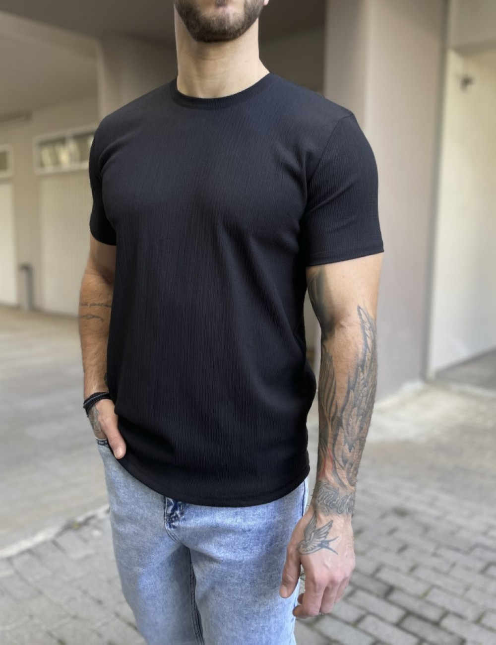 Ανδρικό&nbsp;μονόχρωμο κοντομάνικο&nbsp;μπλουζάκι με ανάγλυφο σχέδιο.