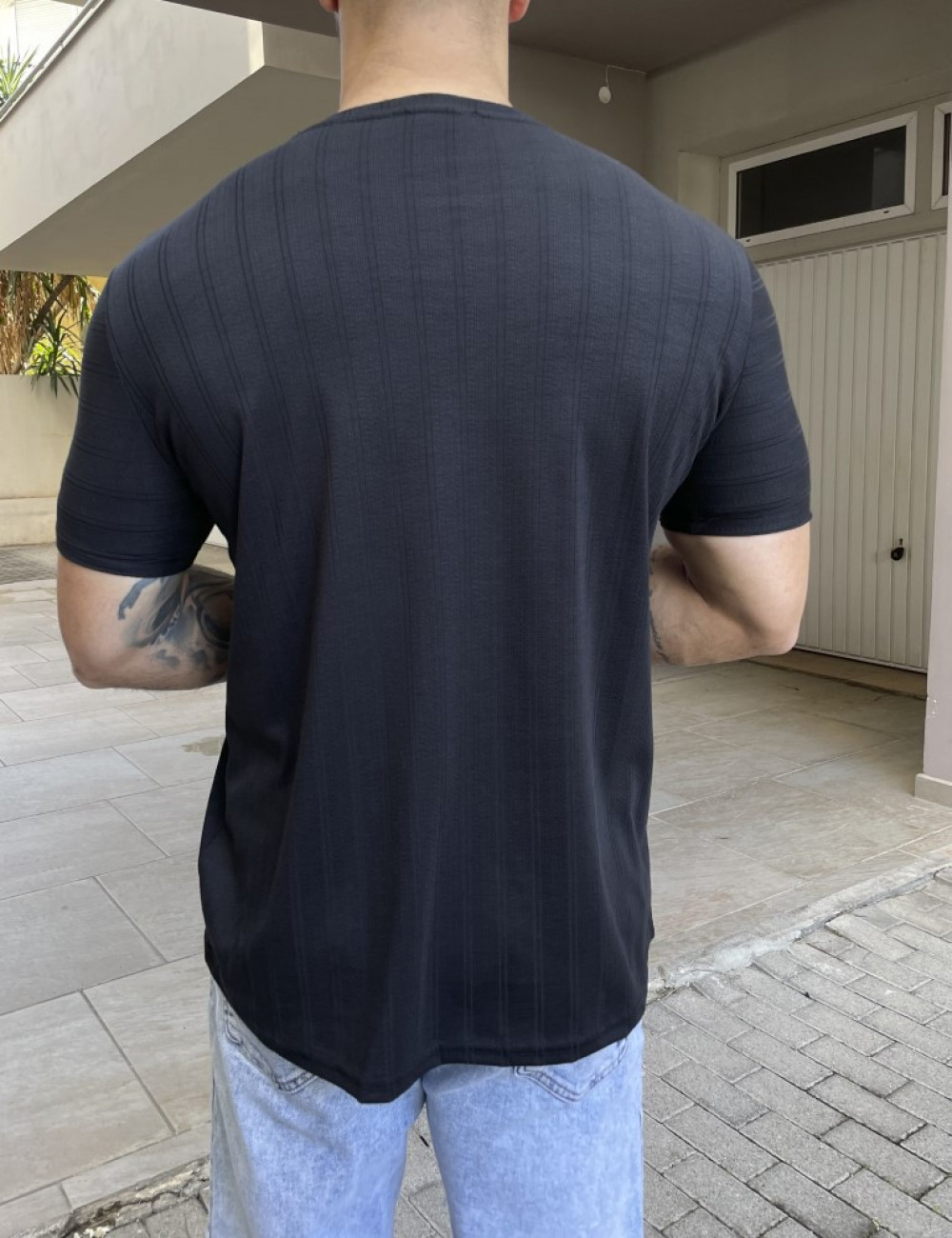 Ανδρικό&nbsp;μονόχρωμο κοντομάνικο&nbsp;μπλουζάκι με ανάγλυφο σχέδιο.