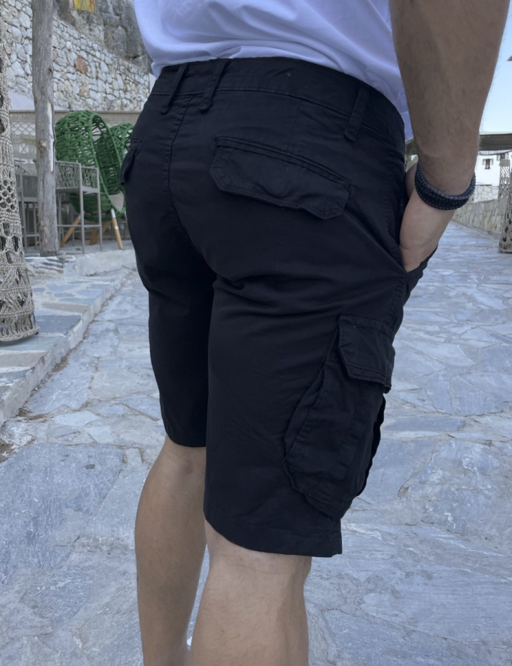 Ανδρική&nbsp;μονόχρωμη,&nbsp;υφασμάτινη βερμούδα&nbsp;με πλαϊνές τσέπες.