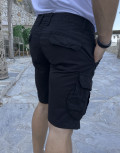 Ανδρική&nbsp;μονόχρωμη,&nbsp;υφασμάτινη βερμούδα&nbsp;με πλαϊνές τσέπες.