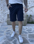 Ανδρική&nbsp;μονόχρωμη,&nbsp;υφασμάτινη βερμούδα&nbsp;με πλαϊνές τσέπες.