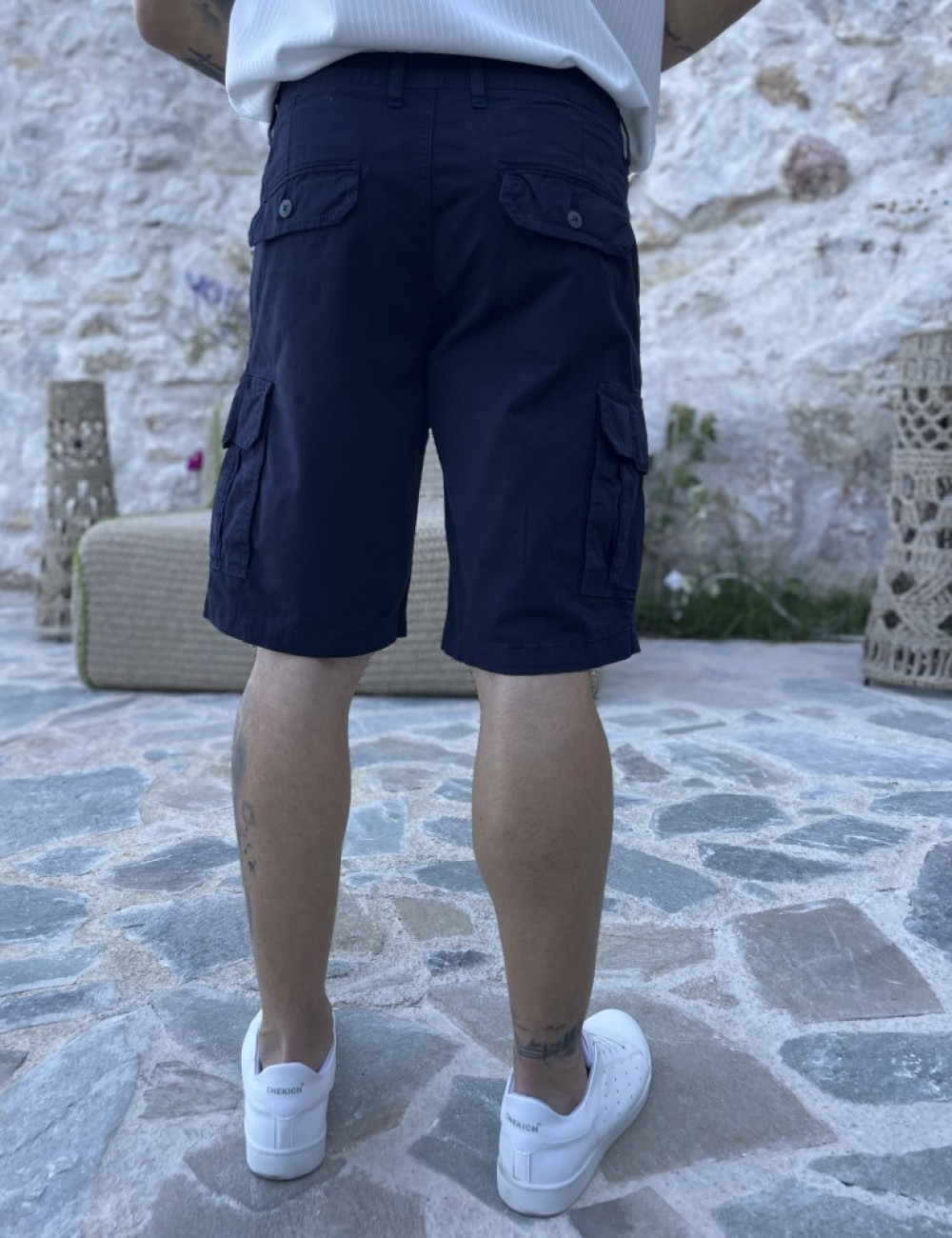 Ανδρική&nbsp;μονόχρωμη,&nbsp;υφασμάτινη βερμούδα&nbsp;με πλαϊνές τσέπες.