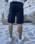 Ανδρική&nbsp;μονόχρωμη,&nbsp;υφασμάτινη βερμούδα&nbsp;με πλαϊνές τσέπες.