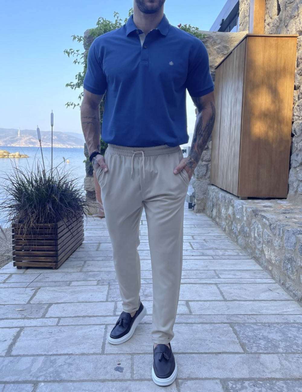 Ανδρικό υφασμάτινο παντελόνι με κορδόνι στη μέση.