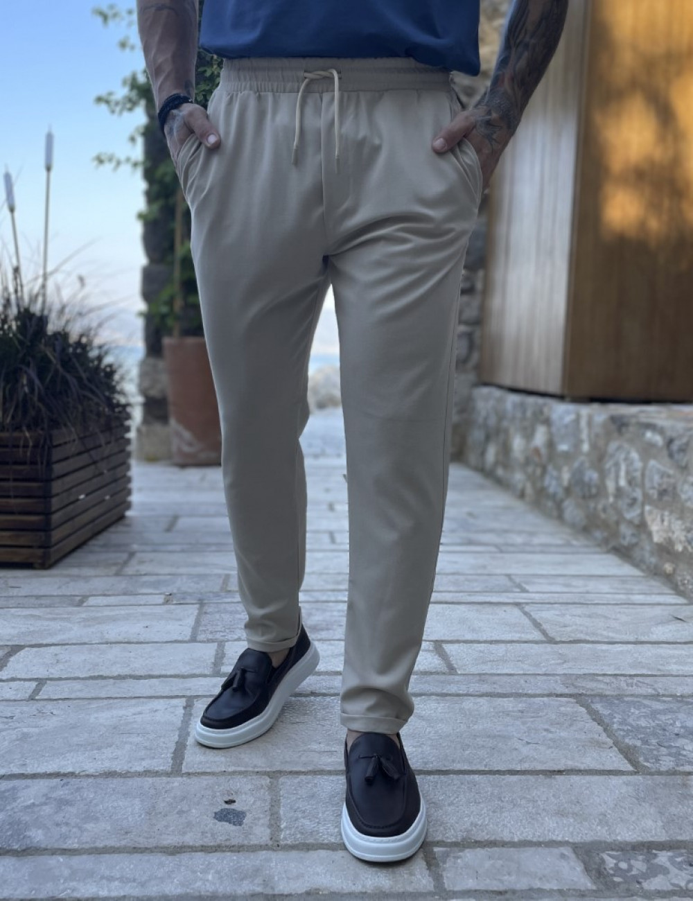 Ανδρικό υφασμάτινο παντελόνι με κορδόνι στη μέση.