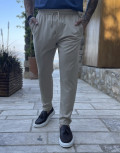 Ανδρικό υφασμάτινο παντελόνι με κορδόνι στη μέση.