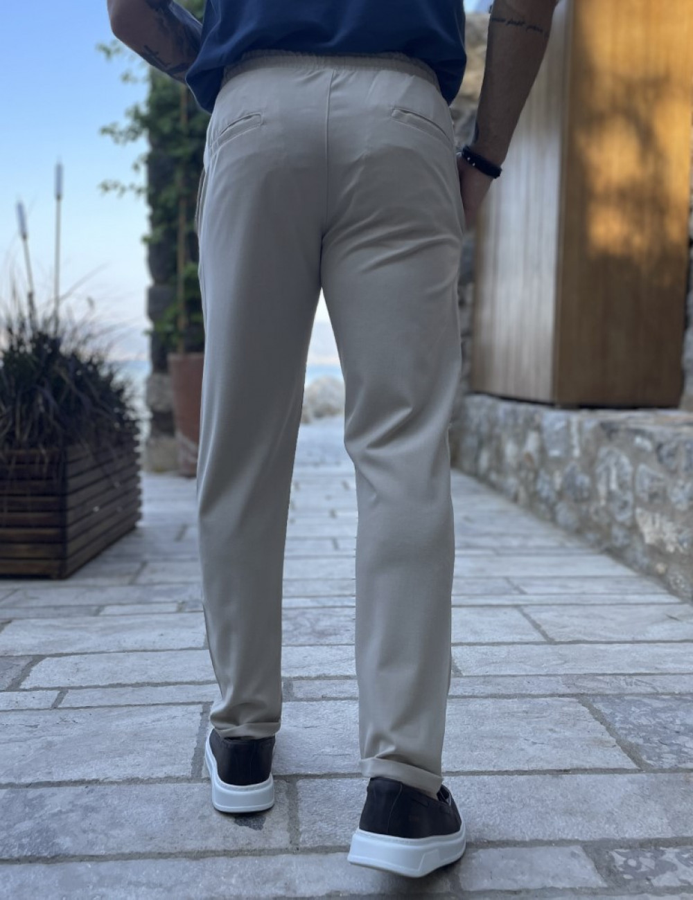 Ανδρικό υφασμάτινο παντελόνι με κορδόνι στη μέση.