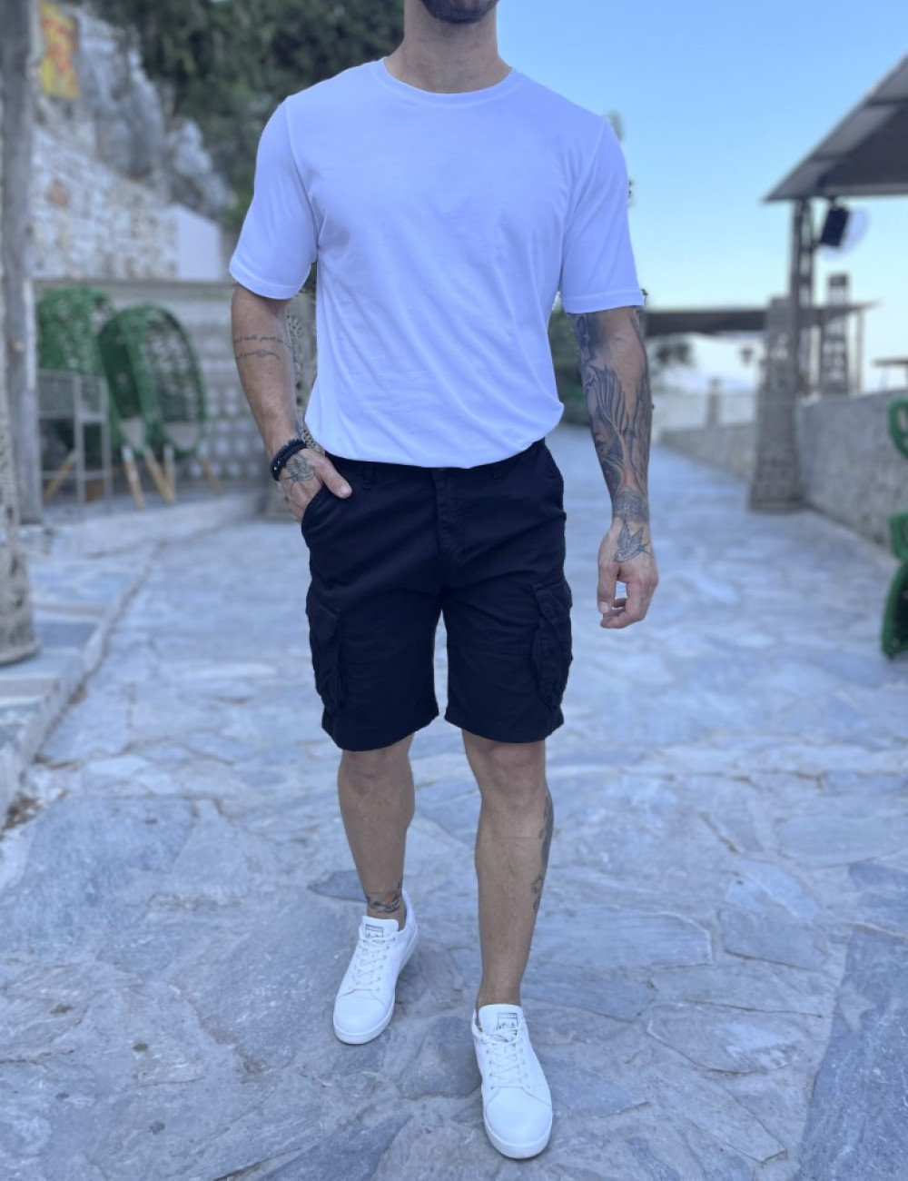 Ανδρική&nbsp;μονόχρωμη,&nbsp;υφασμάτινη βερμούδα&nbsp;με πλαϊνές τσέπες.