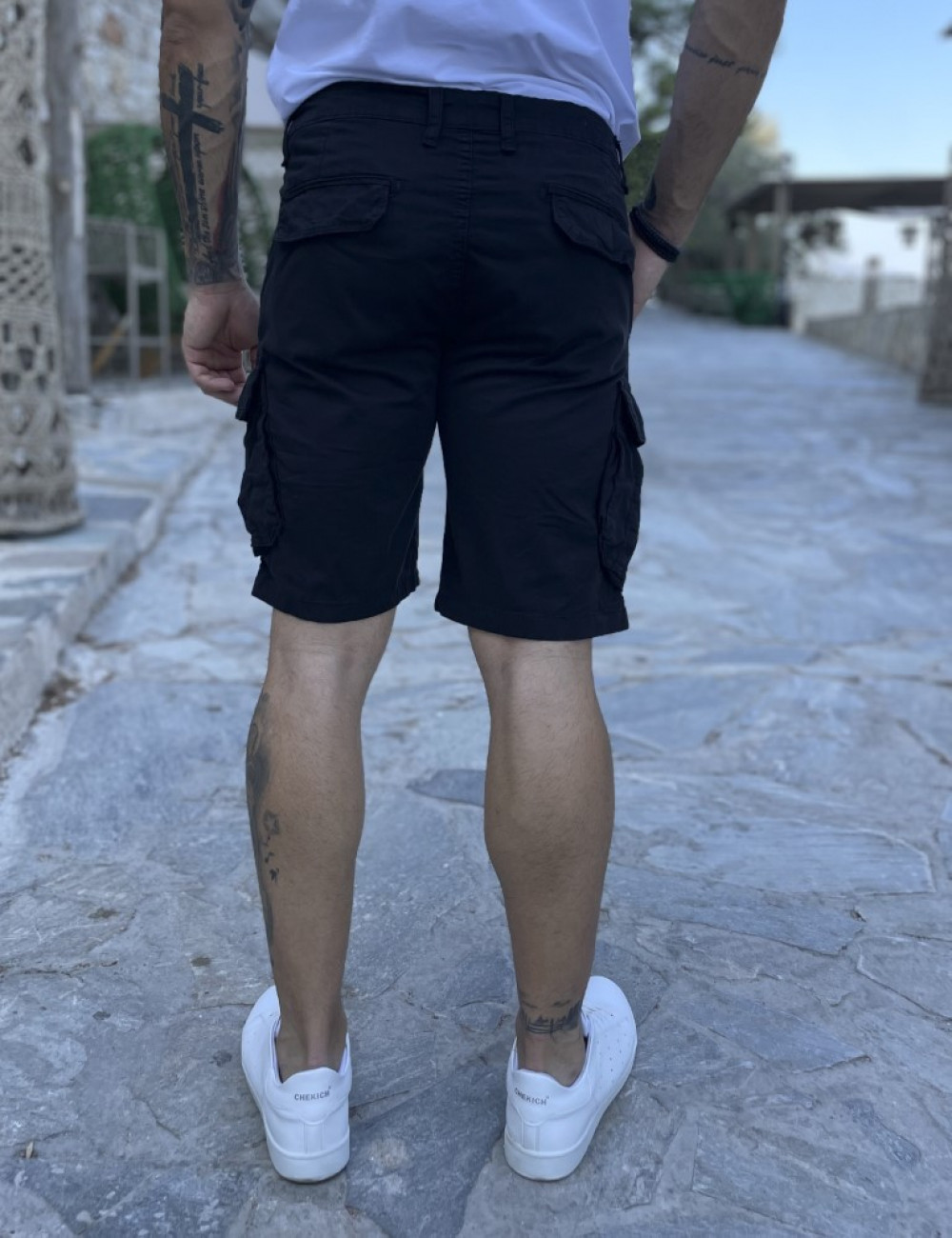 Ανδρική&nbsp;μονόχρωμη,&nbsp;υφασμάτινη βερμούδα&nbsp;με πλαϊνές τσέπες.