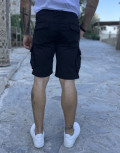 Ανδρική&nbsp;μονόχρωμη,&nbsp;υφασμάτινη βερμούδα&nbsp;με πλαϊνές τσέπες.