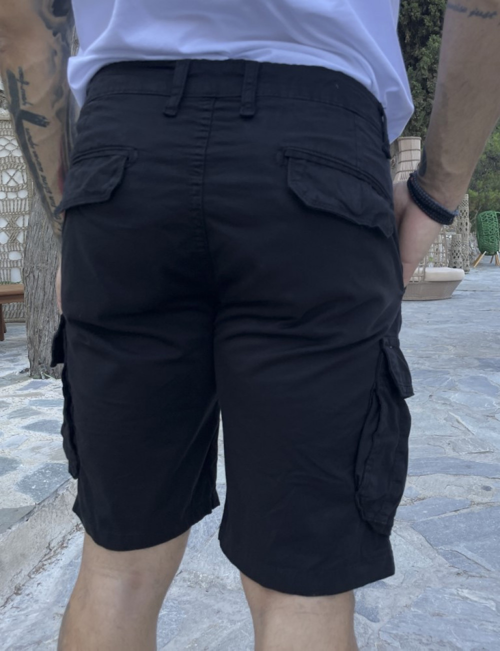 Ανδρική&nbsp;μονόχρωμη,&nbsp;υφασμάτινη βερμούδα&nbsp;με πλαϊνές τσέπες.