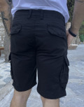 Ανδρική&nbsp;μονόχρωμη,&nbsp;υφασμάτινη βερμούδα&nbsp;με πλαϊνές τσέπες.