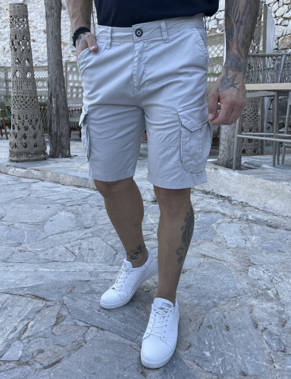 Ανδρική&nbsp;μονόχρωμη,&nbsp;υφασμάτινη βερμούδα&nbsp;με πλαϊνές τσέπες.