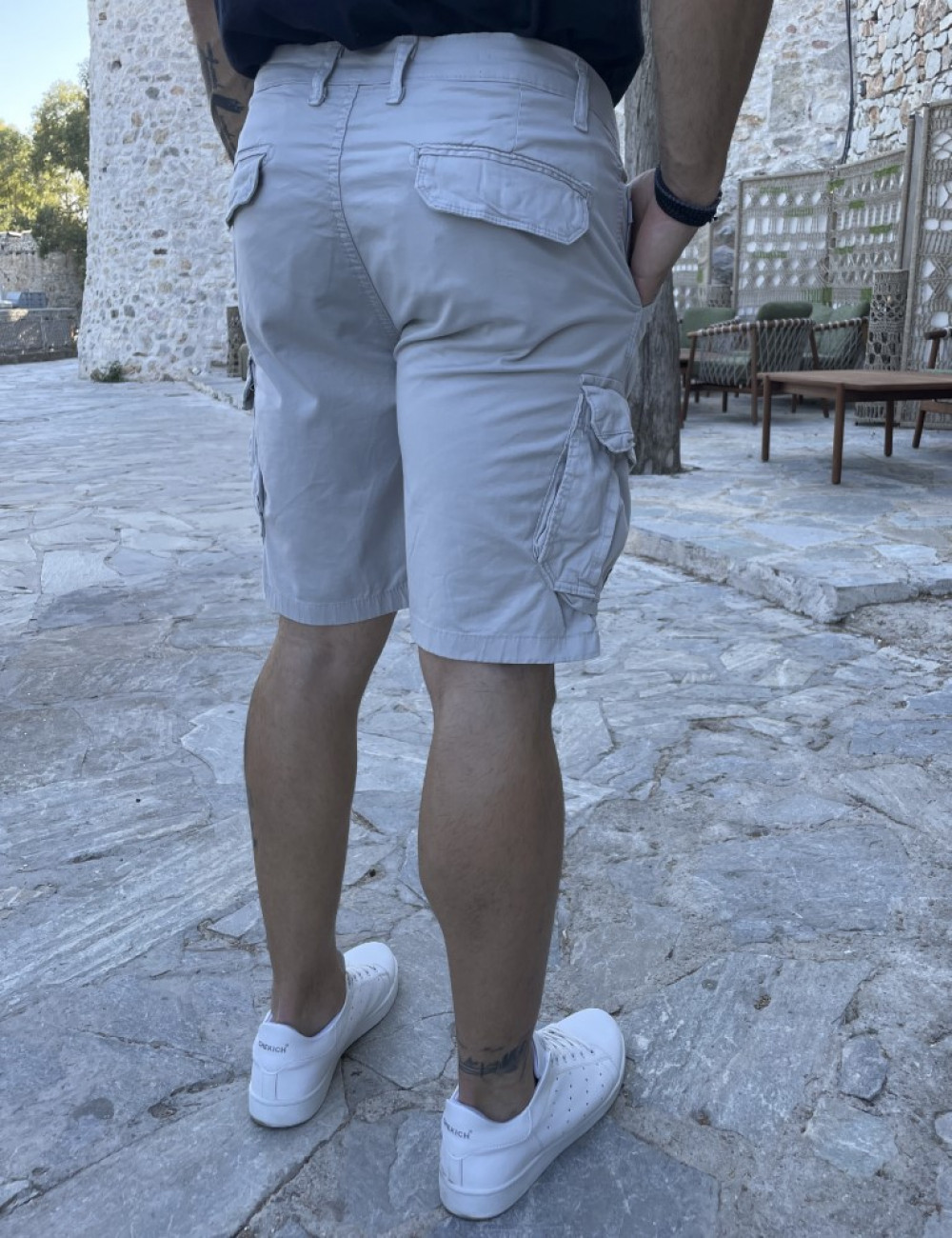 Ανδρική&nbsp;μονόχρωμη,&nbsp;υφασμάτινη βερμούδα&nbsp;με πλαϊνές τσέπες.