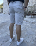 Ανδρική&nbsp;μονόχρωμη,&nbsp;υφασμάτινη βερμούδα&nbsp;με πλαϊνές τσέπες.