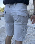 Ανδρική&nbsp;μονόχρωμη,&nbsp;υφασμάτινη βερμούδα&nbsp;με πλαϊνές τσέπες.