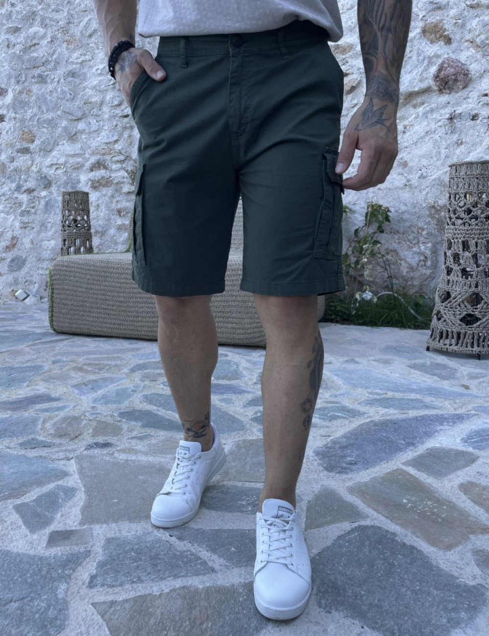 Ανδρική&nbsp;μονόχρωμη,&nbsp;υφασμάτινη βερμούδα&nbsp;με πλαϊνές τσέπες.