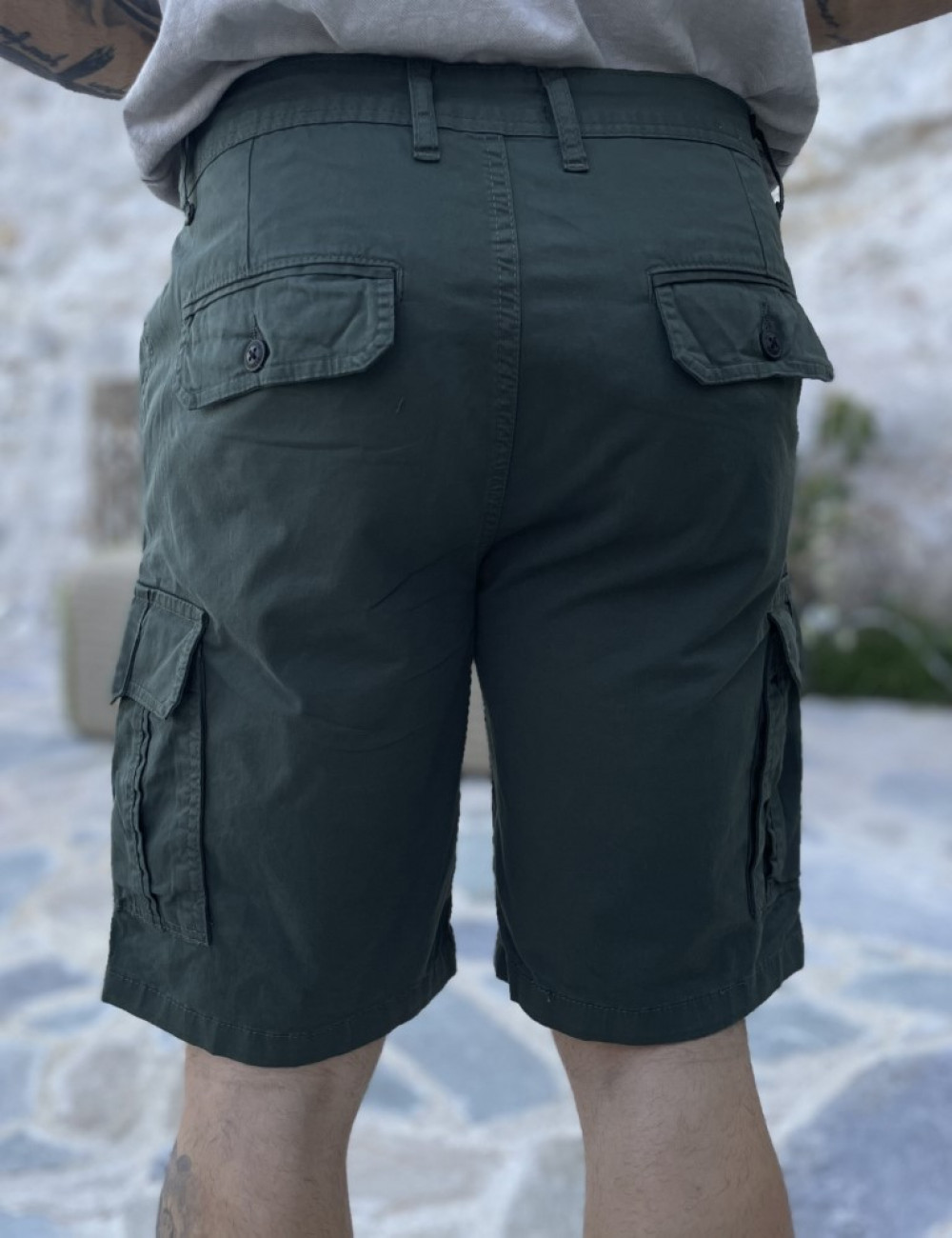Ανδρική&nbsp;μονόχρωμη,&nbsp;υφασμάτινη βερμούδα&nbsp;με πλαϊνές τσέπες.