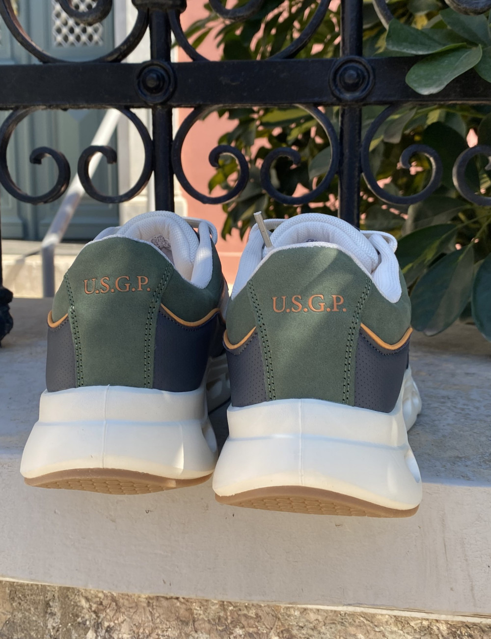 Ανδρικά Casual Sneakers με περίτεχνη διάτρητη σόλα, κατασκευασμένα απο δερματίνη  άριστης ποιότητας.