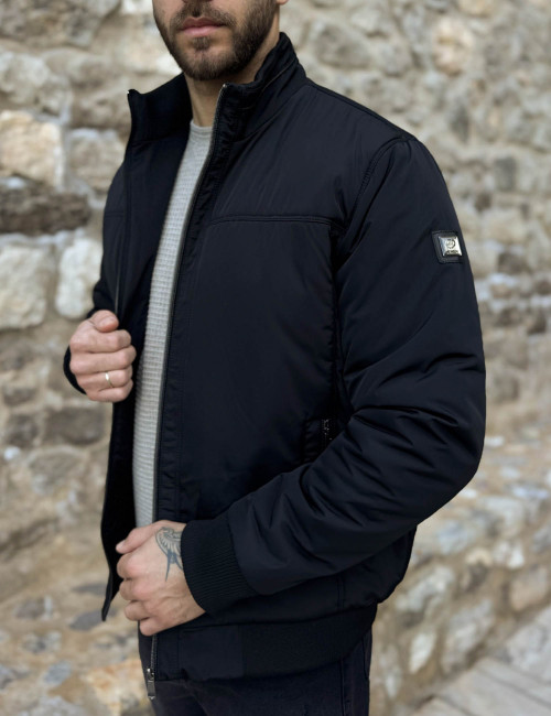 Ανδρικό μαύρο μπουφάν με γιακά και λάστιχο HM264044M