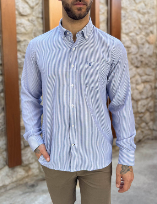 Ανδρικό μπλε ριγέ πουκάμισο με γιακά και τσέπη στο στήθος 562