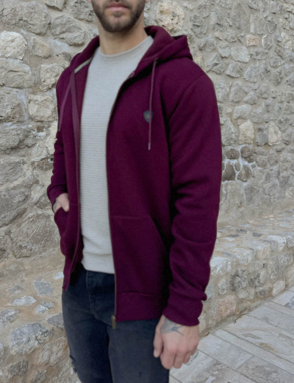 Ανδρική μονόχρωμη, βαμβακερή ζακέτα-φούτερ με κουκούλα και λάστιχο στα τελειωματά της για καλύτερη εφαρμογή.