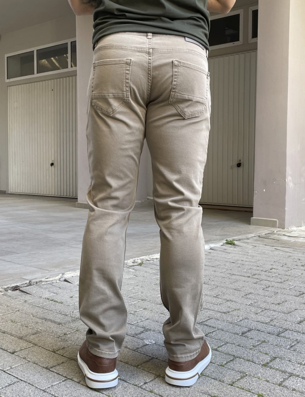 Ανδρικό τζιν παντελόνι που κλείνει με φερμουάρ.