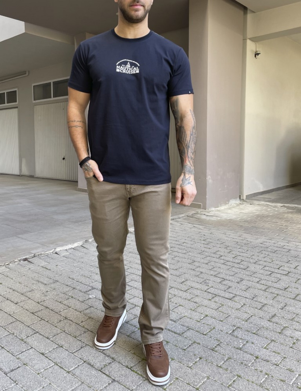 Ανδρική&nbsp;κοντομάνικη μπλούζα με τύπωμα στο στήθος, ελληνικής κατασκευής.