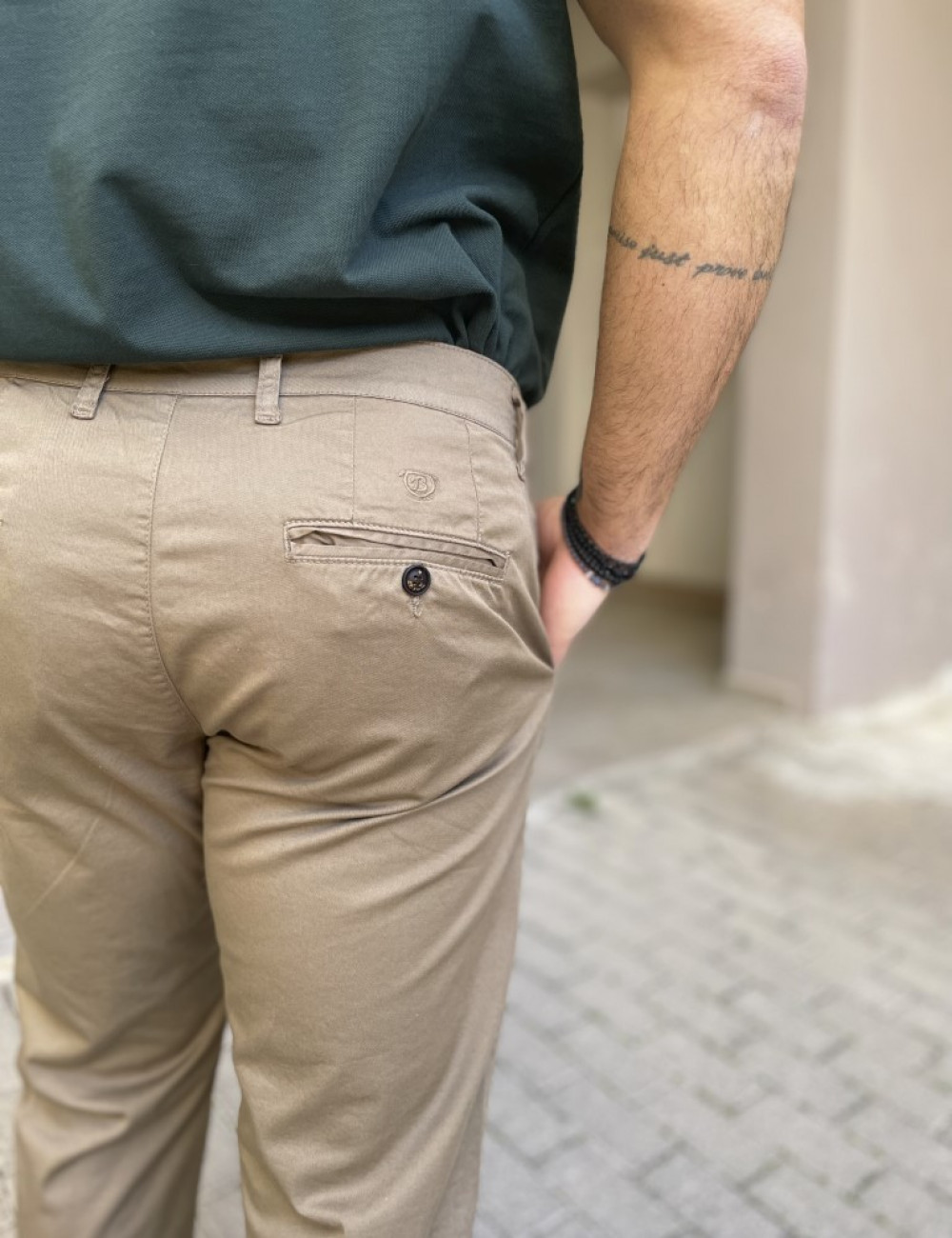 Ανδρικό παντελόνι σε ίσια γραμμή.