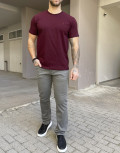 Ανδρικό τζιν παντελόνι που κλείνει με φερμουάρ.