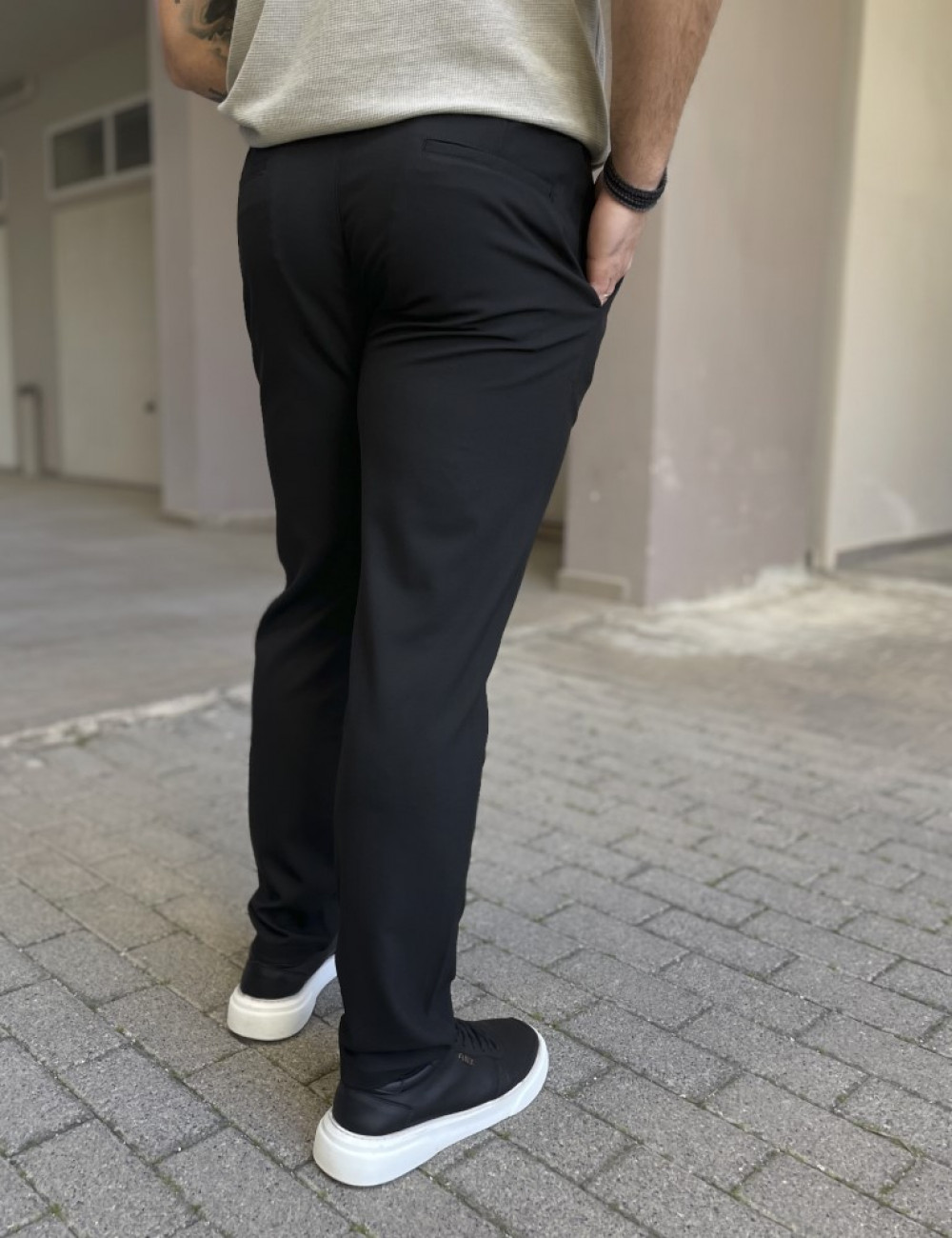 Ανδρικό μονόχρωμο υφασμάτινο παντελόνι με πλαϊνές τσέπες.