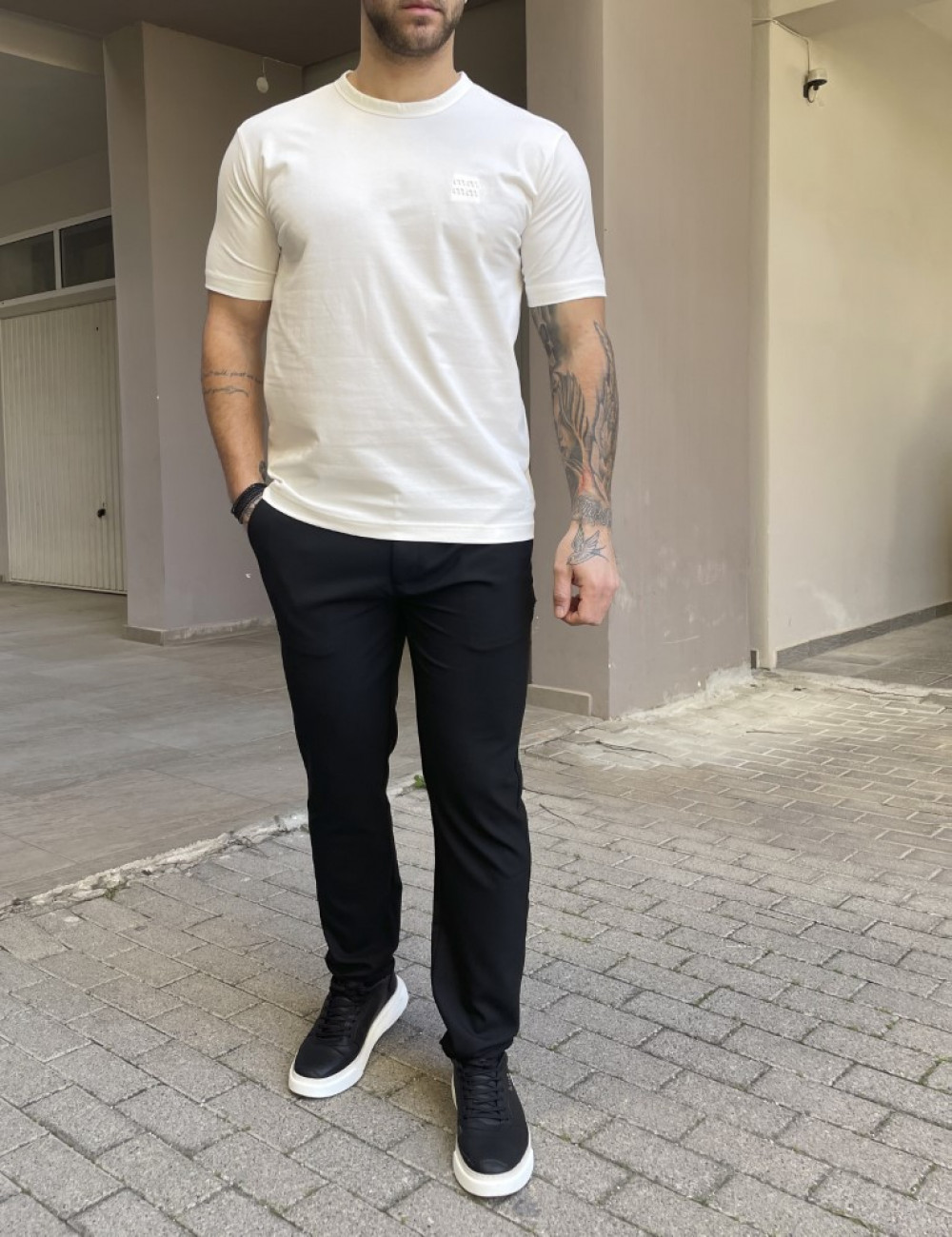 Ανδρικό μονόχρωμο κοντομάνικο μπλουζάκι από βαμβάκι που έχει ανάγλυφο τύπωμα στο στήθος.