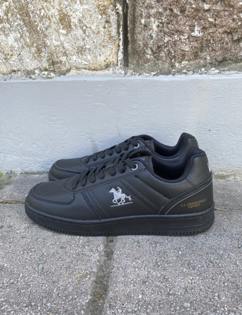  Ανδρικά χαμηλά Casual Sneakers κατασκευασμένα απο δερματίνη  άριστης ποιότητας.