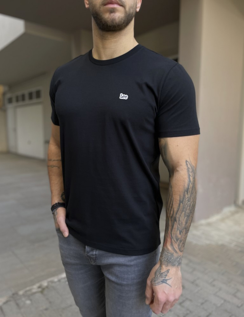 Ανδρικό T-shirt με κοντό μανίκι της εταιρίας Lee σε μαύρο χρώμα με ραμμένο λογότυπο στο στήθος Κανονική εφαρμογήΣύνθεση: 100% βαμβάκιΤο μοντέλο έχει ύψος 1.