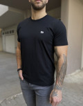 Ανδρικό T-shirt με κοντό μανίκι της εταιρίας Lee σε μαύρο χρώμα με ραμμένο λογότυπο στο στήθος Κανονική εφαρμογήΣύνθεση: 100% βαμβάκιΤο μοντέλο έχει ύψος 1.