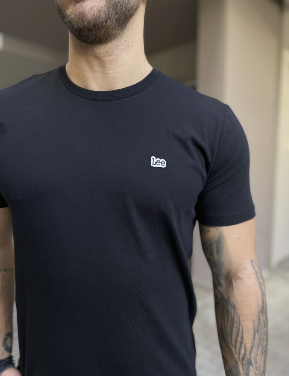 Ανδρικό T-shirt με κοντό μανίκι της εταιρίας Lee σε μαύρο χρώμα με ραμμένο λογότυπο στο στήθος Κανονική εφαρμογήΣύνθεση: 100% βαμβάκιΤο μοντέλο έχει ύψος 1.