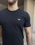 Ανδρικό T-shirt με κοντό μανίκι της εταιρίας Lee σε μαύρο χρώμα με ραμμένο λογότυπο στο στήθος Κανονική εφαρμογήΣύνθεση: 100% βαμβάκιΤο μοντέλο έχει ύψος 1.