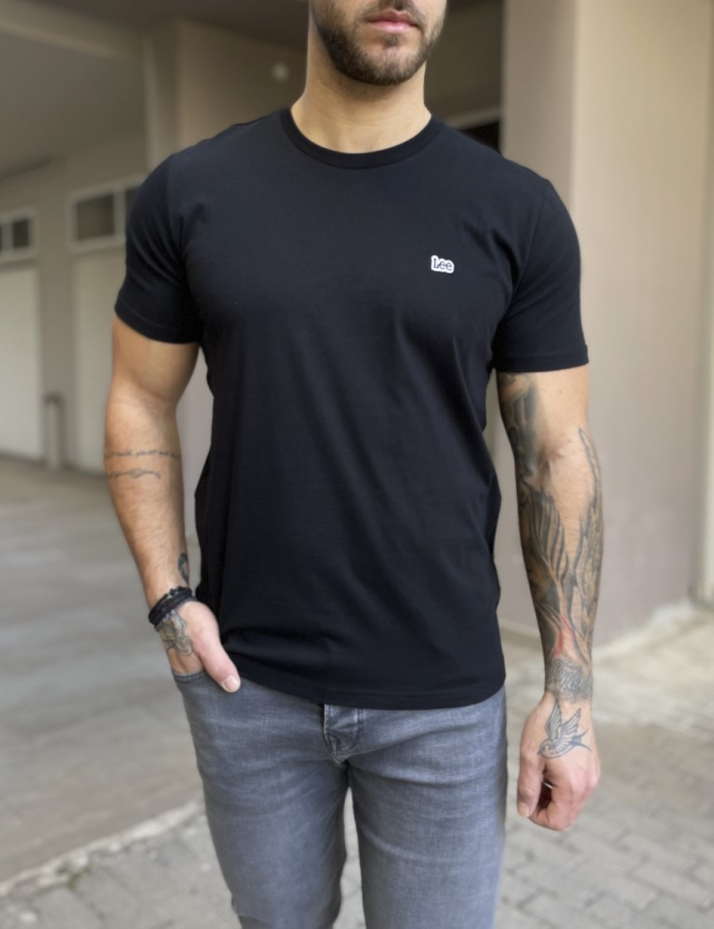 Ανδρικό T-shirt με κοντό μανίκι της εταιρίας Lee σε μαύρο χρώμα με ραμμένο λογότυπο στο στήθος Κανονική εφαρμογήΣύνθεση: 100% βαμβάκιΤο μοντέλο έχει ύψος 1.